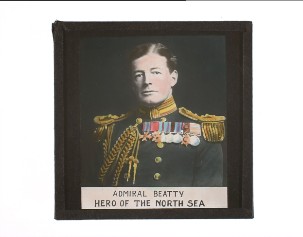 Admiral Beatty in einer militärischen Uniform mit Abzeichen auf der Brust.