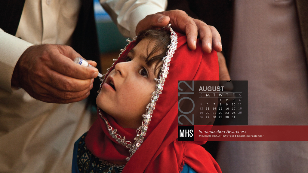 Eine Gruppe von Menschen, die mit einer Person stehen, die eine Impfstoffflasche hält, ein Kalender und sichtbarer Text auf dem Bild.