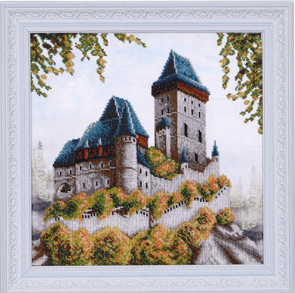 Ein Holzhausrahmen steht auf einer offenen Fläche.