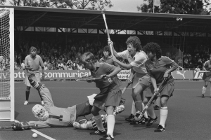 Kanadische Frauen umarmen Druck vor der Flag Football Weltmeisterschaft