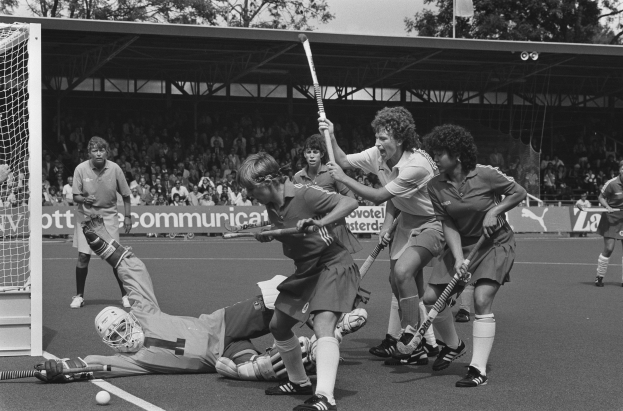 Kanadische Frauen umarmen Druck vor der Flag Football Weltmeisterschaft