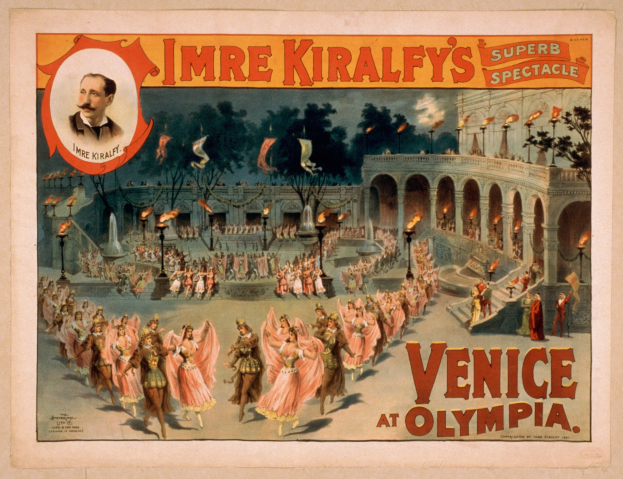 Plakat für Imre Kiralfys Super-Spektakel in Venedig, das kostümierte Künstler vor einem gebogenen und säulengeschmückten Gebäude mit Laternen und Bäumen im Hintergrund zeigt.