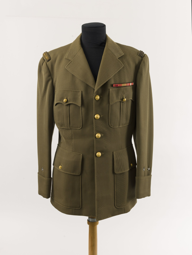 WWII britischer Armee-Offiziersjacke auf einem Mannequin präsentiert, mit einem hohen Kragen, langen Ärmeln, einem Vollzipper, Knöpfen und einer Brusttasche vor einem weißen Hintergrund.