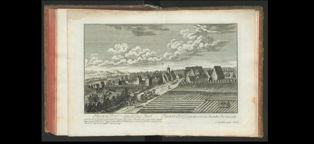 Ein offenes Buch mit dem Titel "Landschaft des Rhein-Westerwalds" veröffentlicht im Jahr 1805, das eine Zeichnung eines Dorfes zeigt, umgeben von Häusern, Bäumen, Hügeln und Wolken am Himmel.