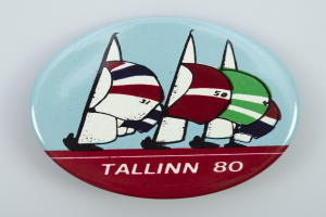 Lettischer MEP Kols überreichte Kaja Kallas ein Aufkleber mit einem "Baltic Chihuahua" vor den Flaggen der baltischen Länder