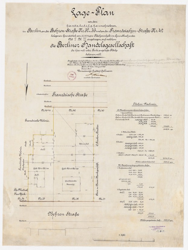 Ein historisches Dokument mit einer Karte des Berliner Handelagellachaft-Gebäudes, mit Text und einem Stempel auf der linken Seite.