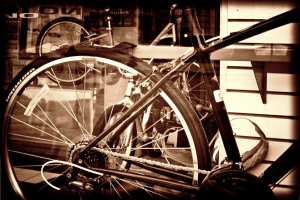 Mehrere Fahrräder stehen eng zusammen in einer Außenumgebung.