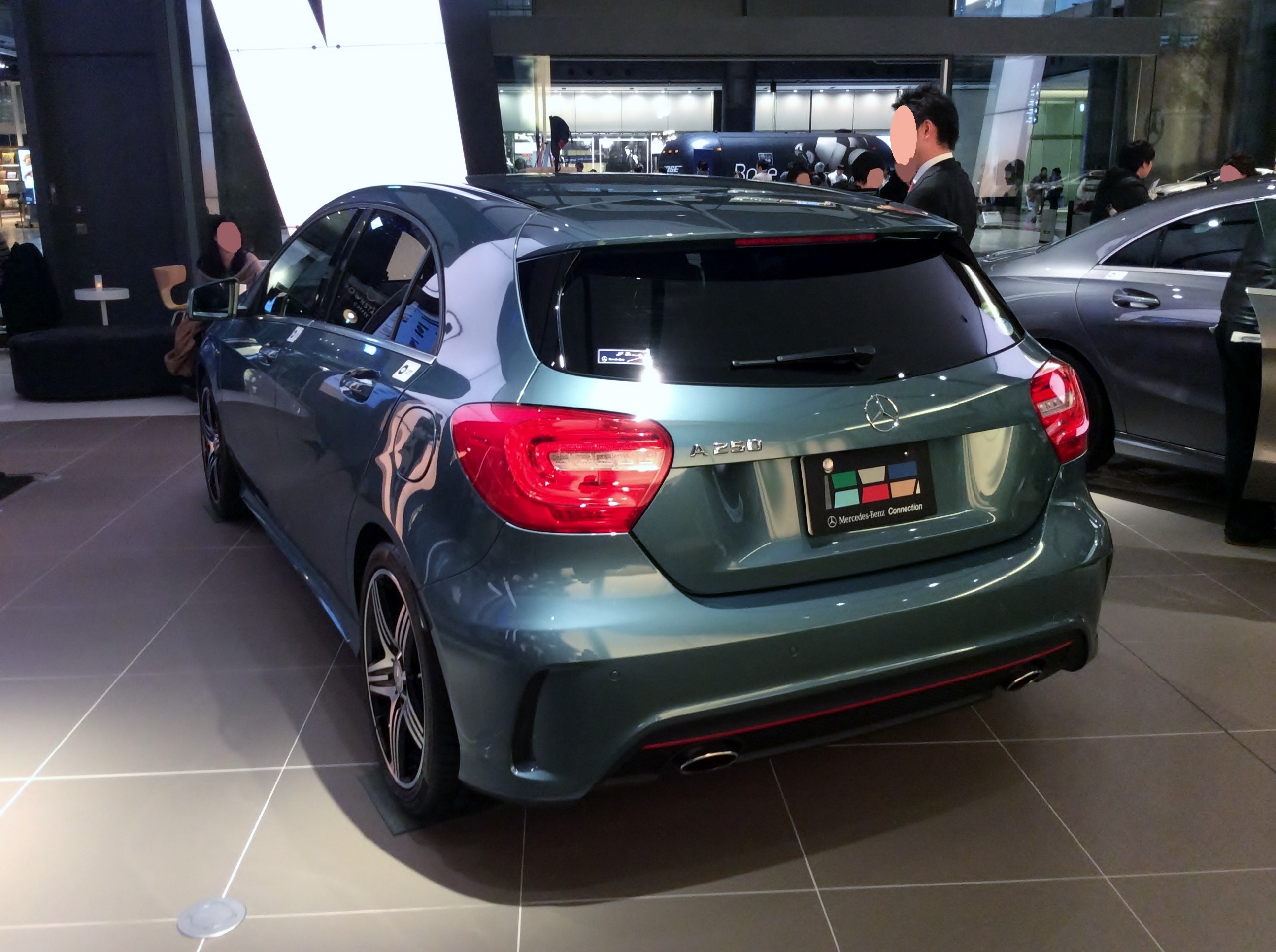 Ein elegantes, modernes Mercedes-Benz A-Klasse Coupé mit glänzender schwarzer Lackierung und Chromakzenten auf der Frankfurter Motor Show, umgeben von Menschen.