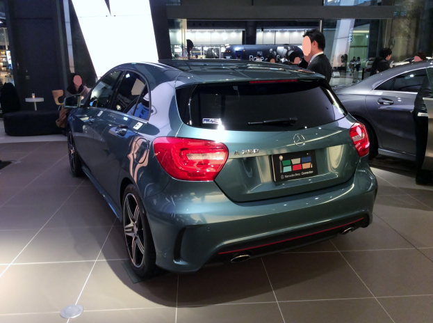 Ein elegantes, modernes Mercedes-Benz A-Klasse Coupé mit glänzender schwarzer Lackierung und Chromakzenten auf der Frankfurter Motor Show, umgeben von Menschen.