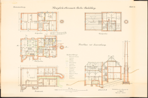 Altes Buch mit detaillierten Architekturplänen und Text, das einen Entwurf des ursprünglichen Plans für die Königliche Hermwerk Berlin-Baklberg zeigt.