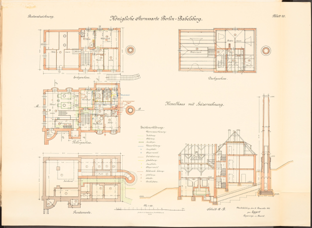 Altes Buch mit detaillierten Architekturplänen und Text, das einen Entwurf des ursprünglichen Plans für die Königliche Hermwerk Berlin-Baklberg zeigt.